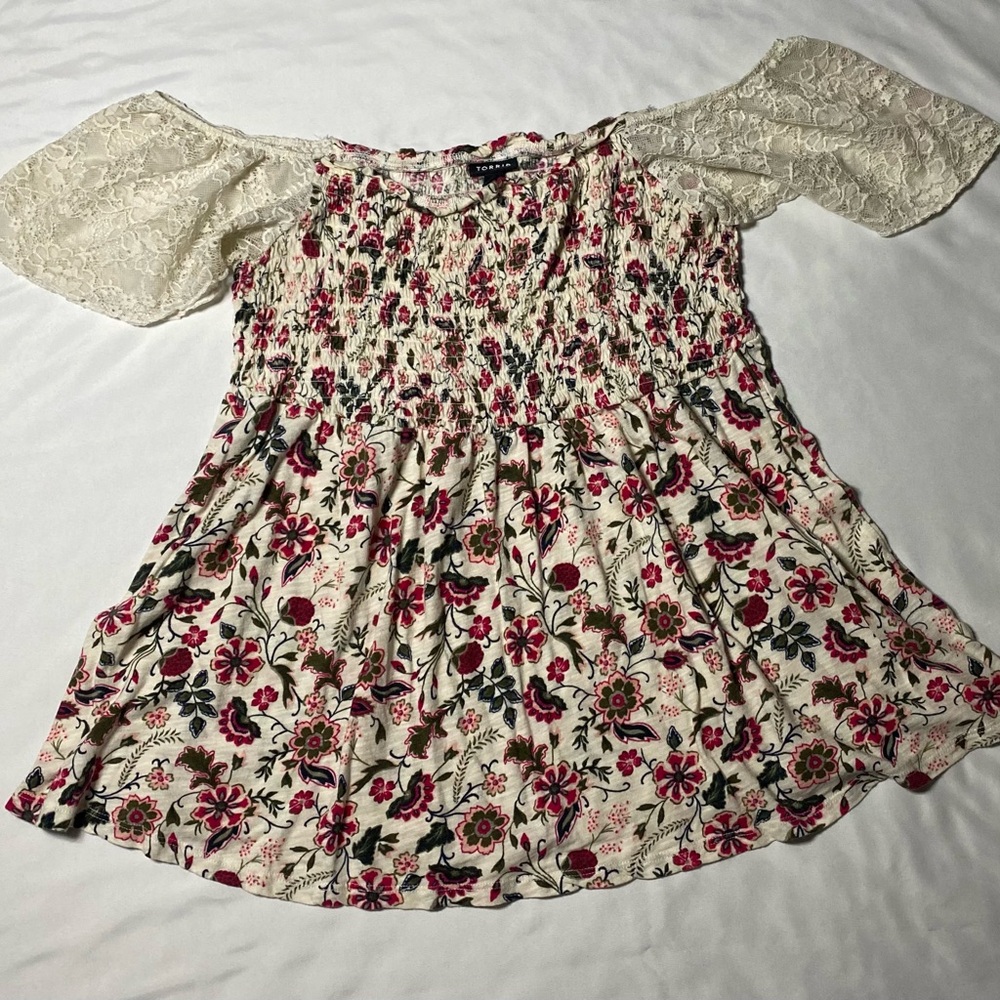 Size 1 torrid floral top with lace sleeves and stretch bodice